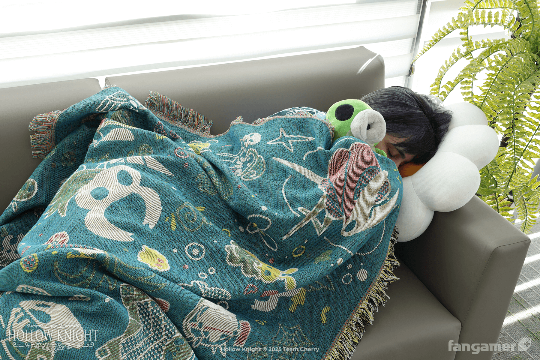 Hollow Knight - Cozy Critters Throw Blanket - Fangamer Europe